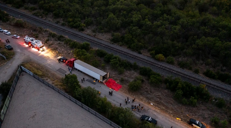 Funcionarios estadounidenses en Texas arrestaron a cuatro mexicanos bajo sospecha de operar una red de tráfico de personas responsable de la muerte hace un año de 53 migrantes bajo un calor sofocante al interior de un camión.