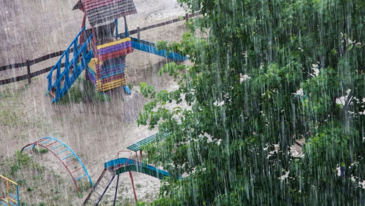 un parque visiblemente inundado por las fuertes lluvias