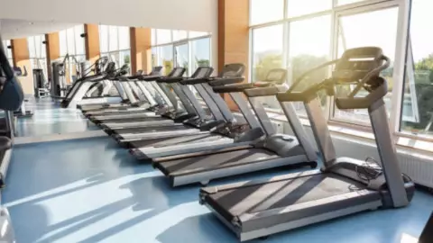 ¡Trágico accidente! Mujer en una caminadora de gimnasio se tropieza y cae del tercer piso | VIDEO