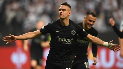 Rafael Santos Borré como jugador del Frankfurt de Alemania