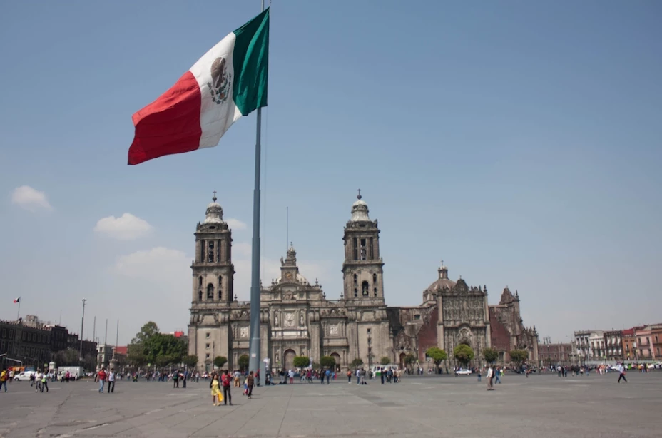 Morena anuncia plantón en el Zócalo