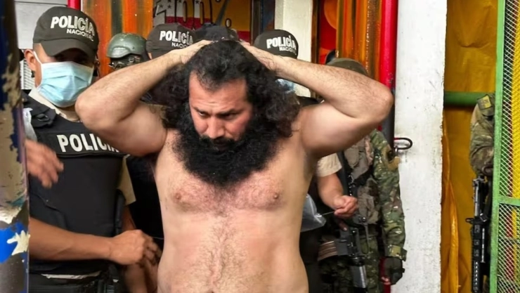 El líder de Los Choneros, “Fito”, sigue prófugo tras su fuga en 2024. Ecuador e Interpol buscan su captura con una recompensa millonaria