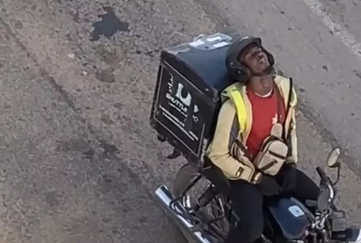 Repartidor de comida se queda dormido