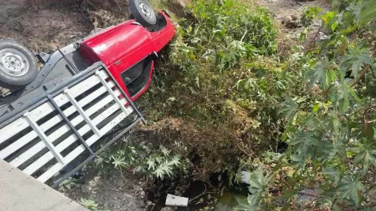 Camioneta cae a un arroyo y deja a una persona lesionada en Real del Sol en Aguascalientes hoy 18 de noviembre