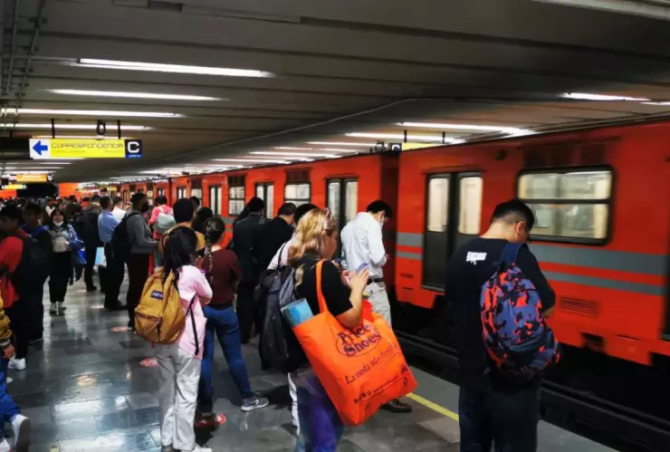 usuarios esperando en el andén para poder abordar el Metro CDMX