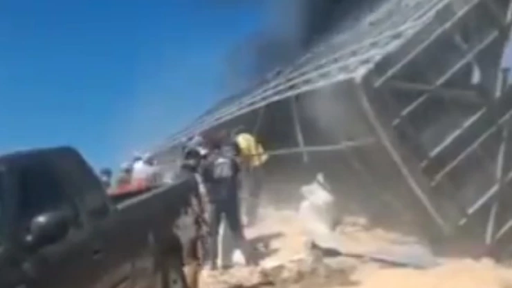 Camión de maíz se incendia luego de sufrir volcadura