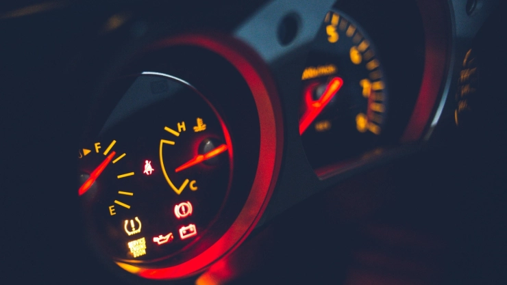 ¿Qué significan los símbolos que aparecen en el tablero del auto?