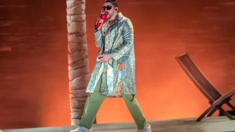 Apasionado beso entre Bad Bunny y Gael García enciende las redes