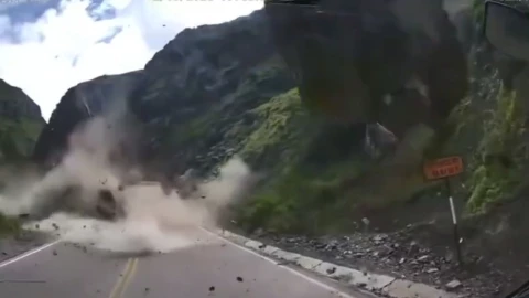 La constante caída de rocas complicó las labores a cargo de la empresa Deviandes.