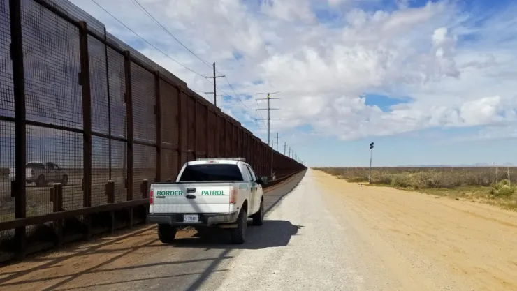 Una camioneta de la CBP vigila la frontera con México.