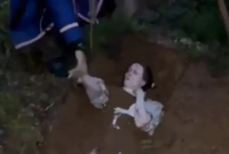 Encuentran a dos mujeres enterradas vivas en un bosque durante supuesto ritual chamánico