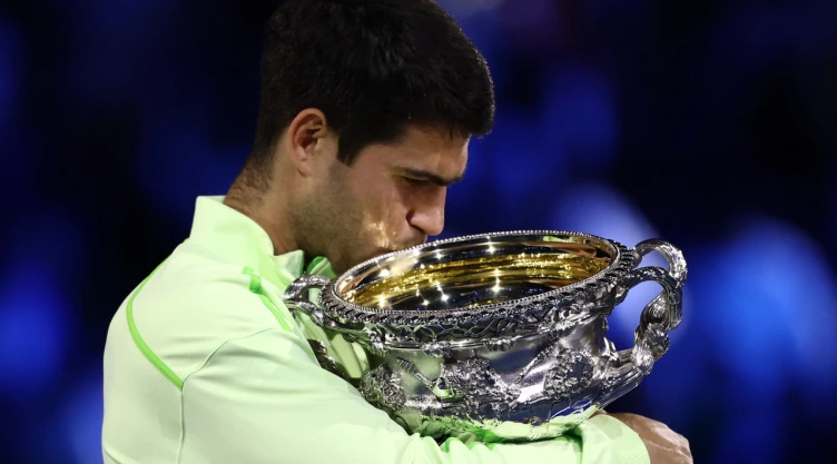 Carlos Alcaraz con el trofeo de Australia Open.png