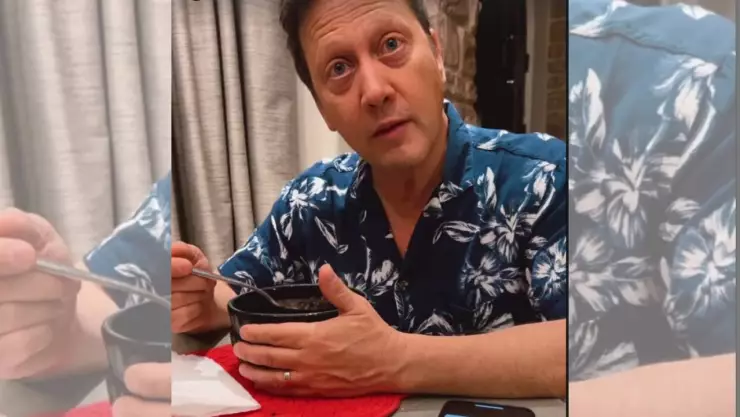 “Y tú puro chicken”_El actor Rob Schneider come frijol con puerco y se vuelve viral por controversia con Yahritza y su Esencia