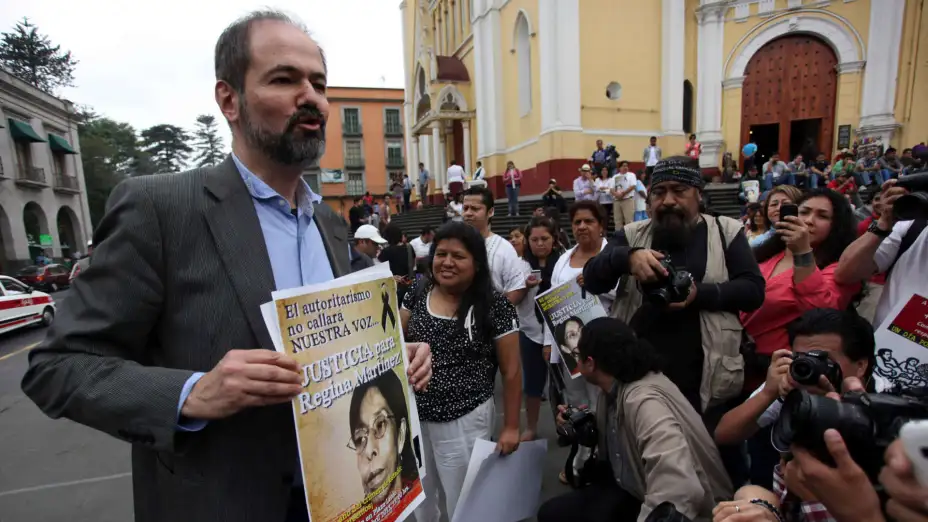 El periodista y escritor mexicano Juan Villoro participa en una protesta.