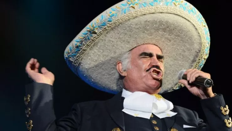 Vicente Fernández mejora y sale de terapia intensiva