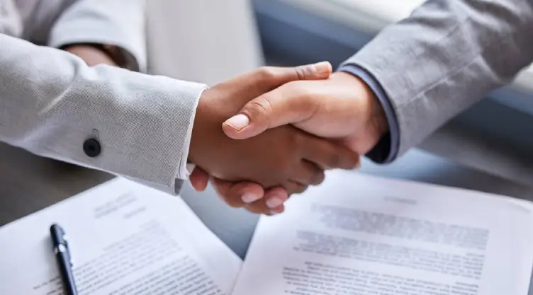 dos manos se saludan con un tono de aprobación