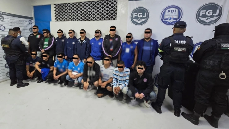 Porra del Cruz Azul es acusada de golpear a hombre en Neza.