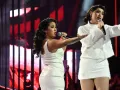 En un emocionante duelo musical, Brisa Santana y Edith Evans subieron al escenario para interpretar la hermosa canción “Cosas del amor”. Ambas académicas ofrecieron una actuación apasionada que dejó al público cautivado, pero los críticos debían decidir quién se alzaría como la mejor de la noche. Chiquis, llena de orgullo por su desempeño, declaró un empate entre las dos.