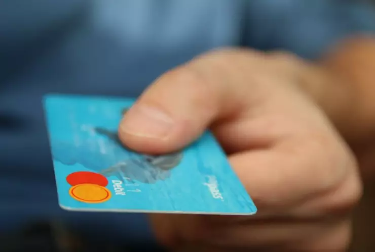 Tarjeta de débito en la mano