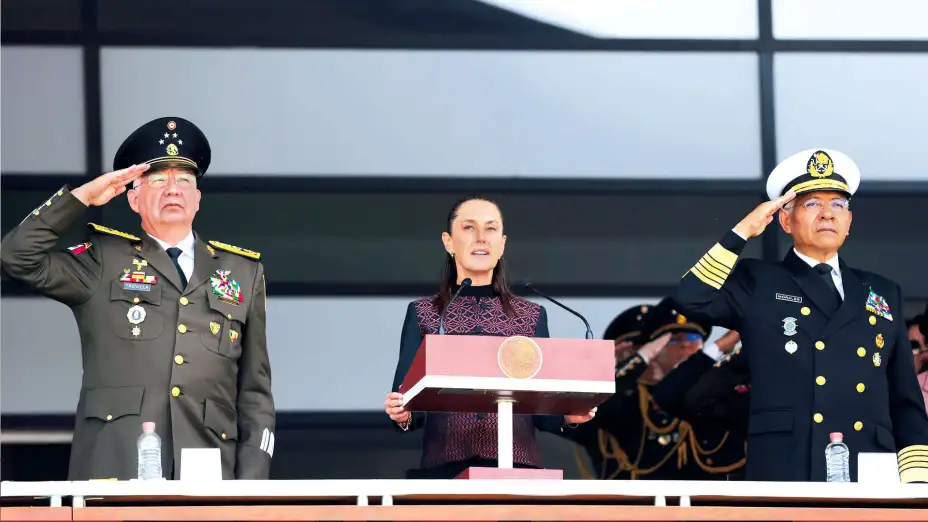 General Ricardo Trevilla Trejo, Presidenta Claudia Sheinbaum Pardo, y Almirante Raymundo Pedro Morales Ángeles.