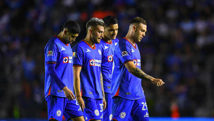 Jugadores de Cruz Azul tras perder ante Pachuca en la Jornada 1