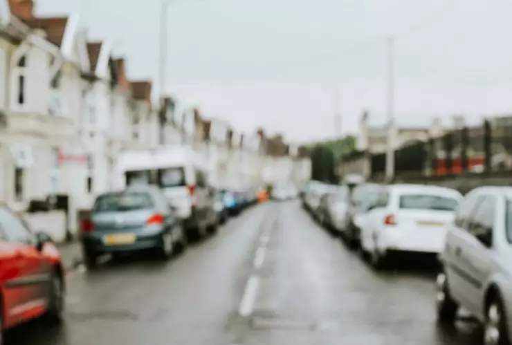 ¿Es legal que se estacionen frente a la entrada de mi casa?