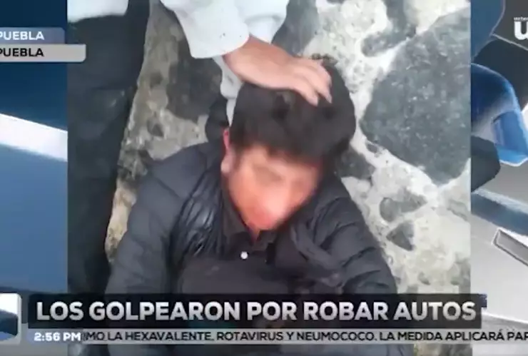Los golpearon por presuntamente robar autos en Puebla.jpg