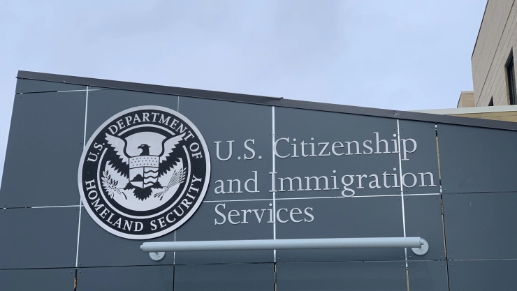 Fachada de una oficina del USCIS