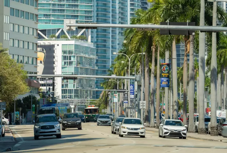 Autos circulan por las calles de Miami