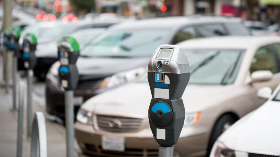 Autos aparcados en calle de California detrás de parquímetros