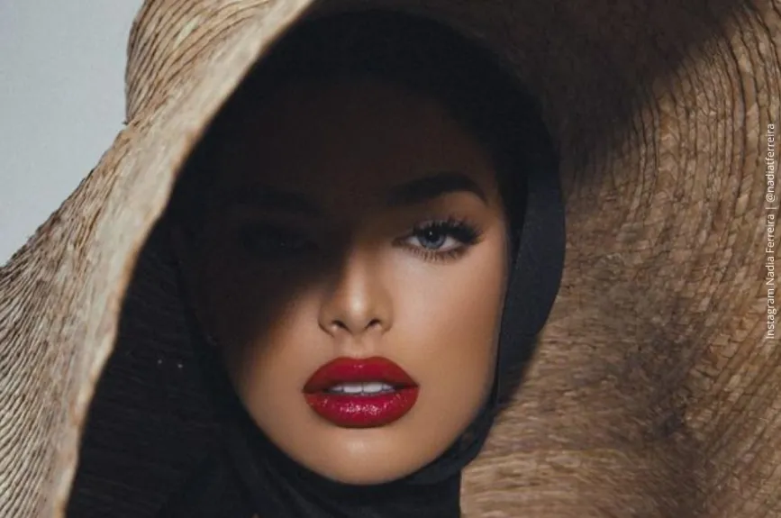 Nadia Ferreira con maxi sombrero..jpg