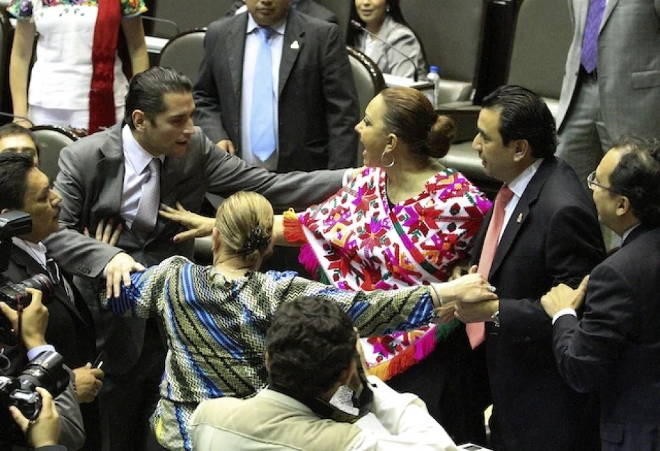 Diputados pelean en el recinto