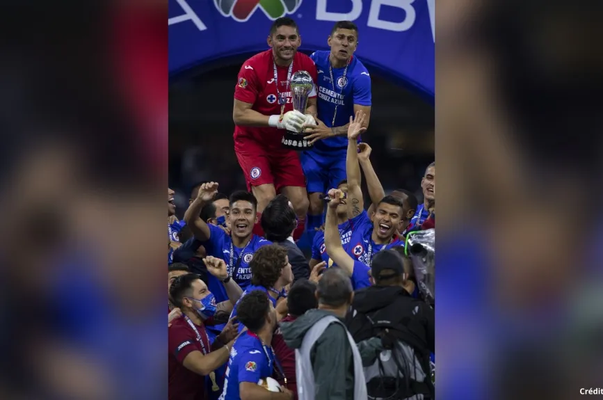 11 Jesús Corona campeón liga mx cruz azul 2021.jpg