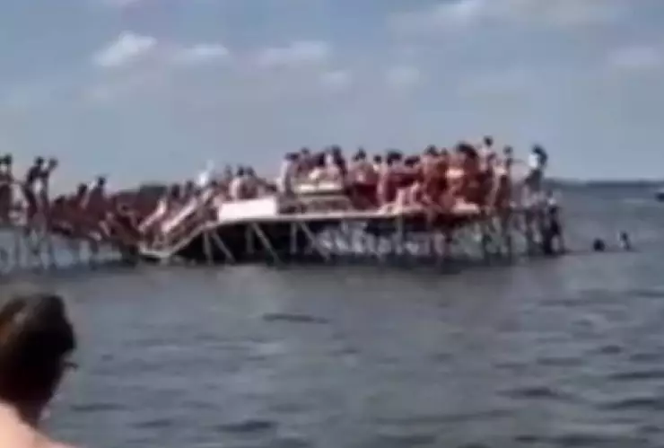 VIDEO: Colapsa muelle con decenas de personas y reportan alguno heridos.jpg