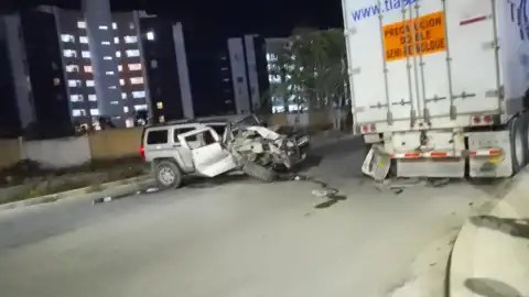 Fuerte accidente en la avenida 145 de Cancún deja camioneta destrozada