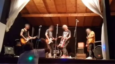 ¡Trágica imagen! Guitarrista muere en pleno concierto tras perder el conocimiento presencia del público