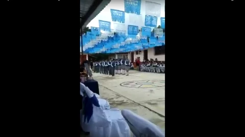 Alumnos de primaria cambian vals por cumbia para su fiesta de graduación