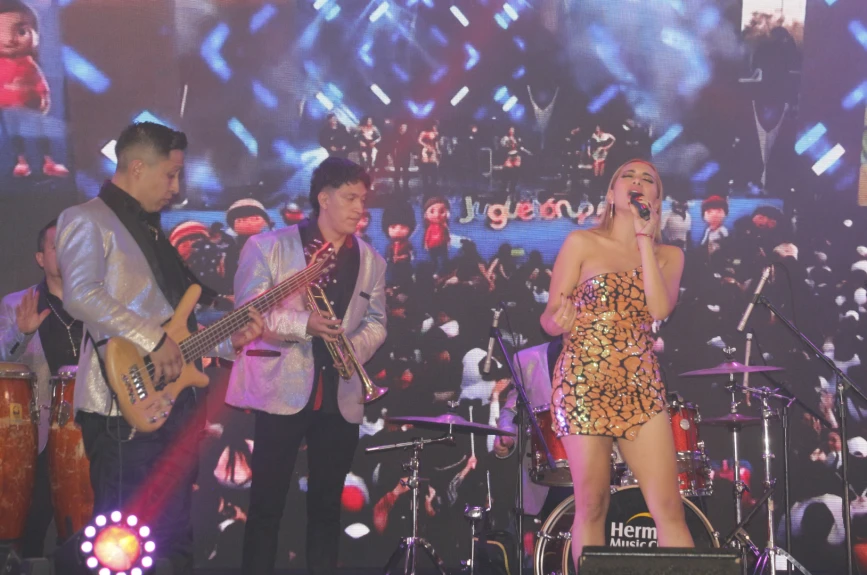 Todos bailamos con la música de Montserrat Fernández
