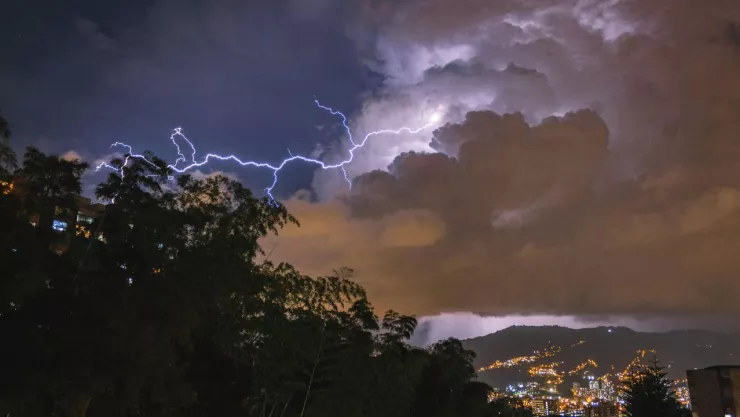Advierten por actividad eléctrica y lluvias en distintos estados