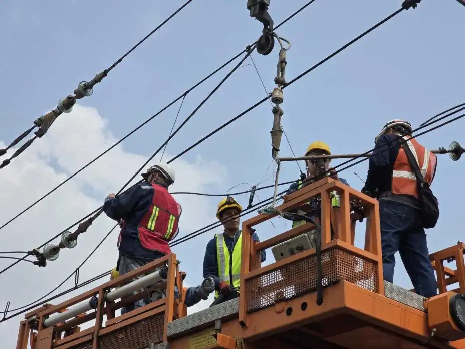 Trabajadores laboran en Línea A del Metro CDMX.