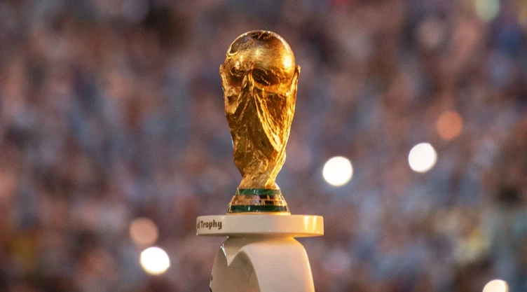 Lo que debe saber sobre el trofeo de la Copa Mundial de la FIFA™ y cuántas réplicas existen