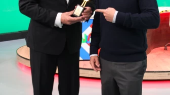 Benjamín Salinas entregó un especial reconocimiento a Jorge Garralda por estos 30 años de A Quien Corresponda.