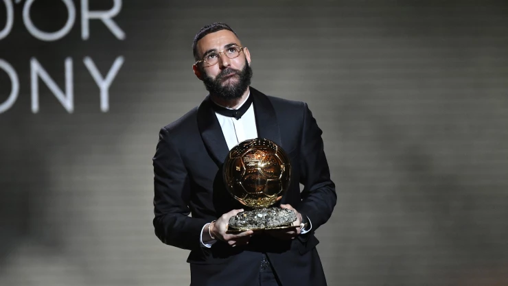 Karim Benzema ganando su Balón de Oro