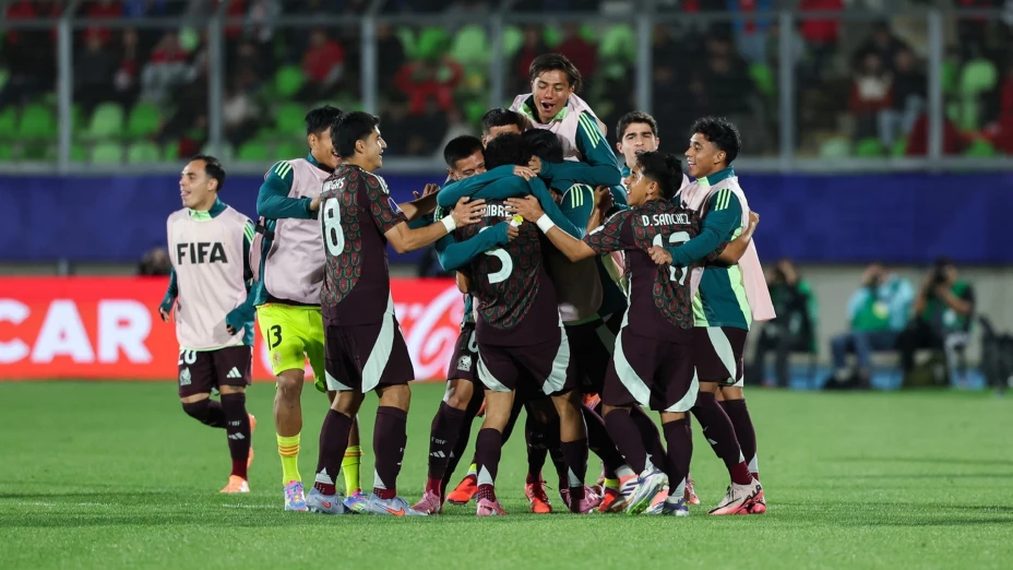 Jugadores de la selección mexicana juvenil festejan el pase a la siguiente ronda del Mundial del Chile Sub-20.