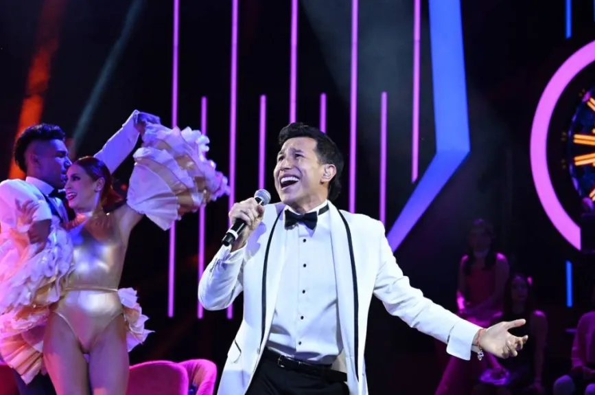Jessy Portillo encendió el escenario con su interpretación de “Yo no sé mañana”, llevando al público a bailar con su energía contagiosa. Para añadir más emoción a la noche, recibió un mensaje especial de Luis Enrique, el cantante original de la canción, lo que la sorprendió gratamente. Sin embargo, no todos los críticos estuvieron de acuerdo con su actuación.