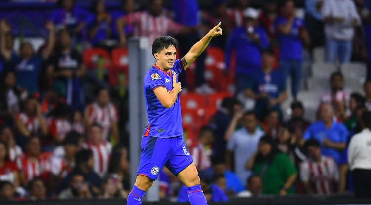 Lorenzo Faravelli, mediocampista del Cruz Azul, festeja gol ante las Chivas