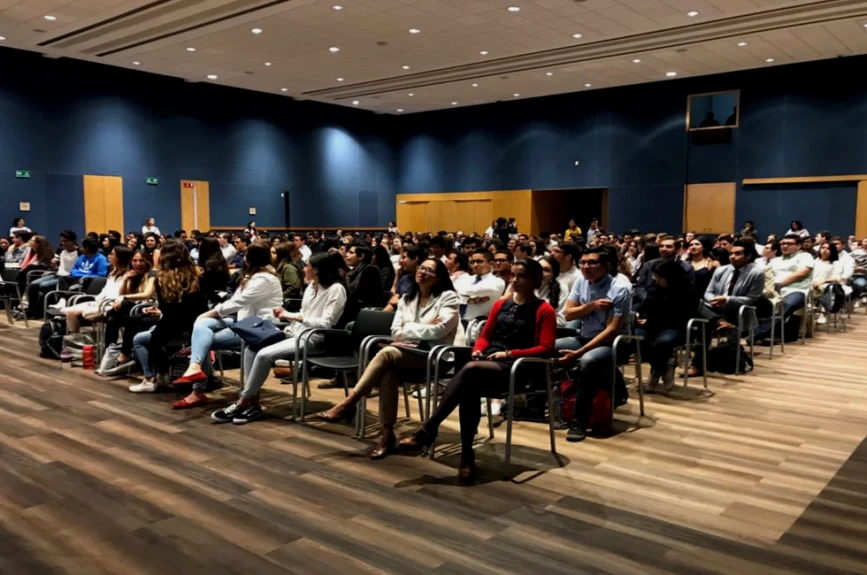 Los estudiantes atentos a cada ponente