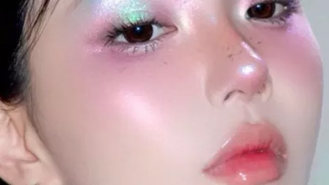Las sombras holográficas son el principal atractivo de este look cyber-pastel glam