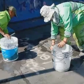 Cuadrillas de limpia de CDMX pagan platos rotos por pinas de la Marcha 8M 2024