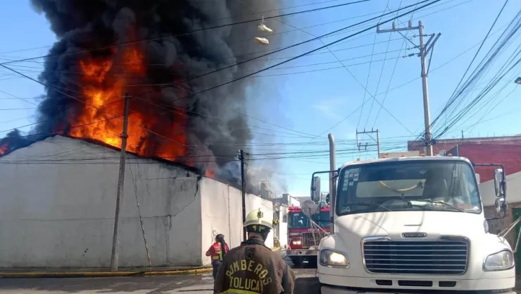 VIDEO: Incendio masivo desata pánico cerca de la Terminal de Autobuses de Toluca; provocó evacuaciones
